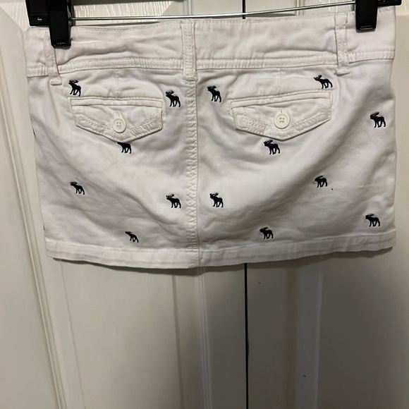 White skirt with blue accents - Picture 2 of 3